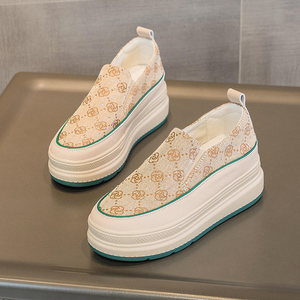 Chaussures décontractées de luxe à semelle souple, chaussures de course respirantes pour hommes, baskets décontractées de créateur, chaussures de marche embossées pour femmes - Product Image 3