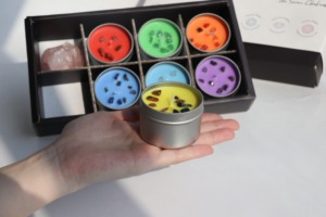 7 candele Chakra con pietre curative naturali sulla parte superiore per Yoga, rilassamento, manifestazione, aromaterapia - Product Image 5