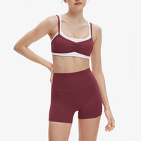 Ensemble 2 pièces tendance : Haut de sport froncé superposé pour femme et short taille haute sculptant, idéal pour le fitness et le Pilates, avec rembourrage frontal