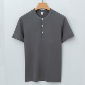 เสื้อยืดทรงสลิมฟิตสำหรับผู้ชายพร้อมกระดุมผ่าครึ่งหน้ามีเอกลักษณ์สไตล์กึ่งเปิดด้านหน้าผสมผสานสบายสำหรับเป็นชั้น - Product Image 1