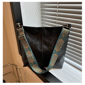 European American Lady Fashion Portable One-Shoulder Messenger Bucket Bag Solid Color PU Waterproof Lightweight - Product Image 2