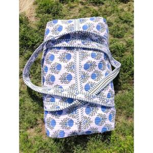 Bolsa de lona acolchada de algodón hecha a mano con interior espacioso, construcción ligera y duradera, y un elegante estampado a bloques. - Product Image 5