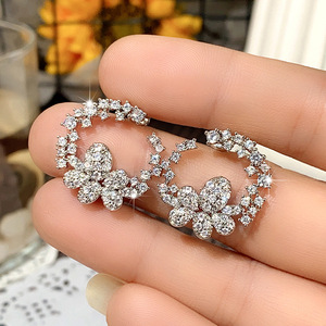 Orecchini a Cerchio con Fiore di Diamanti in Oro Bianco, Taglio Brillante Rotondo, Montatura a Griffe, Gioielli di Lusso da Donna per Matrimonio - Product Image 4