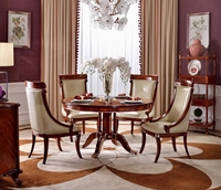 Table et chaises de salle à manger de style rococo luxueux avec des accents dorés et des meubles élégants