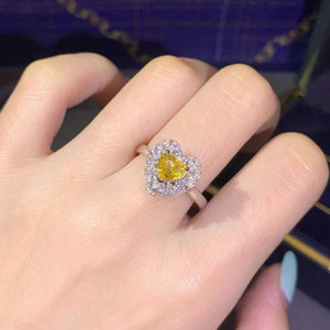 แหวนแซฟไฟร์สีเหลืองธรรมชาติทรงฮาโล่ ทองคำขาว 18K ประดับด้วยแซฟไฟร์สีขาว 15 เม็ด น้ำหนักรวม 0.918 กะรัต แหวนพลอยทรงฮาโล่ลายดอกไม้สำหรับสุภาพสตรี - Product Image 2