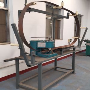 Máquina tensora de bancada para rollos de hojas de sierra de cinta para carpintería - Product Image 2