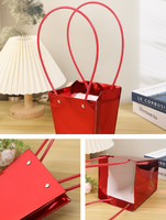 Boîte à fleurs brillante, boîte cadeau florale pliable à la mode avec poignée pour les fleuristes, matériaux d'emballage pour bouquets.