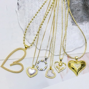 Collier pendentif Vierge Marie pour femme Colarmix, plaqué or 18 carats - Cadeau d'anniversaire tendance - Product Image 1