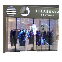 Écran LED incurvé à haute transmission pour vitrine de magasin, mur vidéo numérique pour publicité sur façade de magasin de luxe ou centre commercial