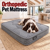 Matelas orthopédique moderne pour chien avec un côté imprimé lisse et un couvre-matelas en tissu matelassé gris à bordure étroite