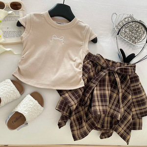Set Due Pezzi Estivo per Ragazze in Stile Coreano: <span class=keywords><strong>T</strong></span>-<span class=keywords><strong>shirt</strong></span> a Maniche Corte Ricamata e Gonna Irregolare a Quadretti con Fiocco - Product Image 1