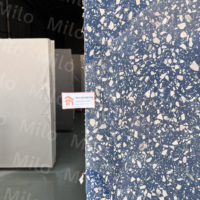 Dalles de terrazzo préfabriquées ML-ST039 avec base bleue et galets blancs, antidérapantes et imperméables, pour la pose sur table de salle à manger ou de chambre.