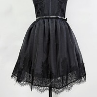 Robe mini décontractée rose en dentelle tissée et mousseline de soie pour femme, style doux, taille naturelle, décolleté sans bretelles, couleur bonbon, idéale pour les fêtes et la mode.
