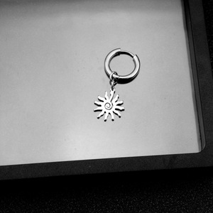 Nouvelles Boucles d'Oreilles Pendante en Forme de Soleil Style Punk Rétro au Design Simple 2026, en Acier Titane, pour Hommes, Bijoux Tendance, Vente en Gros - Product Image 4