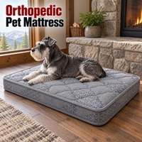 Orthopädisches Hundebett mit abnehmbarem Außenbezug und grauem gestepptem Stoff mit Dreiecksmuster auf der Seite