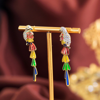 Magnifiques boucles d'oreilles pendantes en laiton avec zircon cubique brillant et plumes colorées pour femme, bijoux de luxe pour banquets et fêtes, cadeau idéal