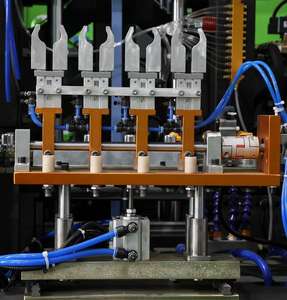 Máquina Automática de Alta Eficiencia para Fabricación de Botellas de Agua de Plástico PET de 1L y 3L, Motor PLC, 380V, Fuerza de Sujeción de 90kN - Product Image 2