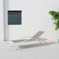 Chaise longue de luxe moderne d'extérieur à dossier haut pour bord de piscine, en plastique blanc avec structure métallique, idéale pour hôtels et villas