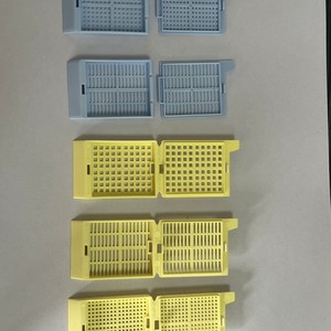 Casete de Inmersión de Tejidos de Plástico Desechable con Diseño de Rejilla para Uso en Patología - Product Image 1