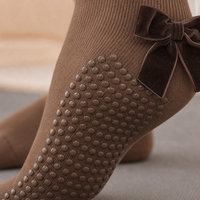 Chaussettes antidérapantes à paillettes imprimées jacquard avec logo personnalisé pour femmes, idéales pour le Pilates, le yoga et le fitness, respirantes en Spandex/Nylon/Coton