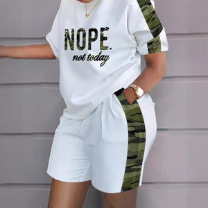 Conjunto de Dos Piezas de Moda Casual para Mujer con Camiseta de Cuello Redondo Manga Corta y Estampado Digital con Shorts de Cintura Elástica de Color Sólido - Product Image 3