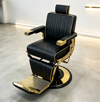Fauteuil de barbier moderne de luxe noir et or, cuir côtelé géométrique vertical et structure dorée haute brillance.