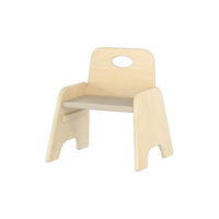 Ensemble de meubles en bois modernes pour la garderie et la maternelle : table, chaise et armoire pour la conception des salles de classe