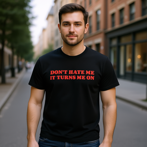T-shirt Don't Hate Me IT Turns Me On, testo nero e rosso, divertente, ironico, meme, sarcastico, regalo scherzoso - Product Image 3