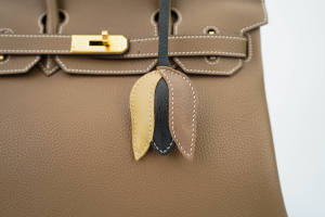 Charme de sac en cuir chic à trois tons avec détails de surpiqûres contrastées - Product Image 2