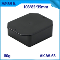 Caja de Plástico Negra con Bridas para Montaje en Pared AK-W-63 de 108x85x35mm con Bridas Integradas para PCB