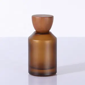Tapa de madera de nuevo diseño con botella de spray de vidrio vacía engarzada botella de perfume de 100ml con caja