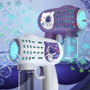 Pistolet à bulles Astronaute entièrement automatique populaire avec projection lumineuse pour enfants - Product Image 1