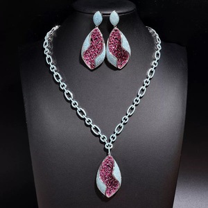 Ювелирный набор Bella Viva Luxury Wave Design с розовыми и бирюзовыми кубическими циркониями, серьги и ожерелья из меди с платиновым покрытием - Product Image 2