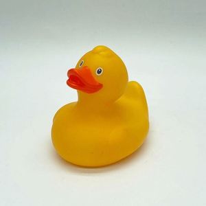 Vente en gros de jouets de bain pour bébés, canard noir géant en caoutchouc souple de 3 pouces, avec son, couleur unie, pour jouer dans l'eau - Product Image 5