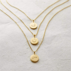Collar con colgante de disco con grabado personalizado, letra árabe sencilla, colección de <span class=keywords><strong>letras</strong></span>, acero inoxidable gratis, joyería islámica musulmana - Product Image 5