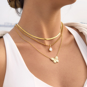 Collar con colgante de mariposa en tono dorado con incrustaciones de diamantes de imitación para mujer, accesorio de regalo de joyería de moda - Product Image 3