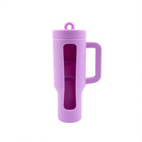 Porte-clés en silicone pour baume à lèvres, design prêt à expédier, crochet pour sac à dos, accessoires de sac à main, style anime, léger, durable, logo personnalisé