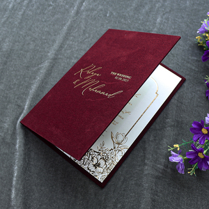 Couverture de carton dur de <span class=keywords><strong>mariage</strong></span> en velours <span class=keywords><strong>bordeaux</strong></span> Carte d'invitation à couverture rigide Papier de texture Feuille d'or Invitation de poche avec enveloppe - Product Image 2
