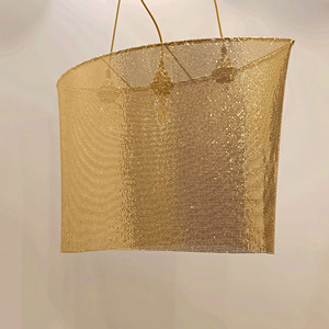 Cota de malla dorada estilo Paco Rabbane, pantalla de lámpara hecha a mano, lámpara colgante de aluminio. - Product Image 4