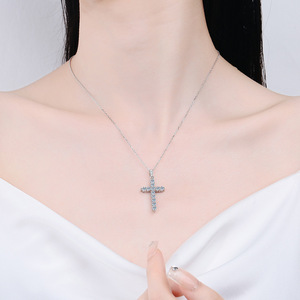 Colgante de cruz de plata pura S925 para mujer, collar de moissanita de Color D Simple y de moda con tema religioso cristiano - Product Image 4
