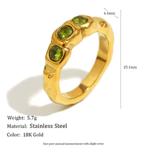 Anello in Acciaio Inossidabile con Fascia Irregolare Martellata e 3 Brillanti Gemme Rotonde Verde Oliva Incastonate - Product Image 3