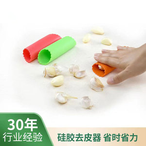 Factory direct wholesale of custom-made silicone garlic peelers, rolling peelers, and hand-protecting garlic peeling tools. - Product Image 4