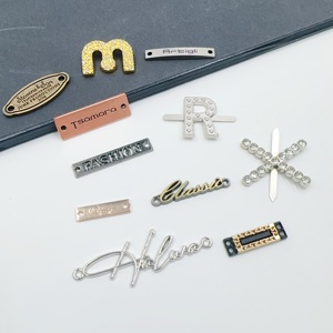 Bán buôn giá rẻ Hợp kim kẽm 2 lỗ khắc logo thương hiệu tùy chỉnh kim loại thẻ tấm nhãn cho giày/vải/Túi/đồ bơi - Product Image 3