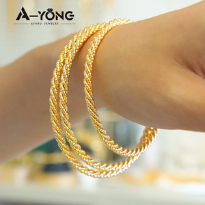<span class=keywords><strong>Saudi</strong></span>-Arabien-Stil 18K <span class=keywords><strong>Gold</strong></span> plattiert Twist-Armbänder-<span class=keywords><strong>Set</strong></span> individuelles einzigartiges Design 3-teilig Armbänder für Damen - Product Image 5