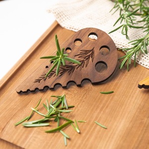 Outil de cuisine en bois à plusieurs trous pour enlever les racines et les tiges des légumes, pour la préparation des herbes - Product Image 4