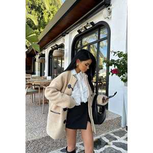 Chaqueta Beige Serenity con Botones para Mujer - Product Image 3