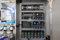 Ligne de remplissage, bouchage, étiquetage et emballage automatique de haute précision pour shampoing, gel douche et confiture, avec machine de remplissage à piston servo de 200 ml