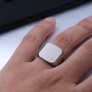 Bague Chevalière Carrée Punk en Acier Inoxydable 316L Étanche pour Homme – Argent/Noir/Doré – Audacieuse, Élégante, Esthétique Masculine – Usage Quotidien et Soirées - Product Image 3