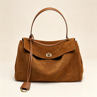 Sac à bandoulière en cuir suédé véritable marron avec rabat et fermoir pour femme, pour une mode élégante et discrète en automne et en hiver