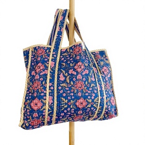 Bolso tote de algodón acolchado con estampado floral azul y asas beige a rayas, estilo espacioso para llevar al hombro, ideal para compras, viajes, playa y uso diario. - Product Image 1